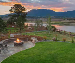 Festive Outdoor Atmosphere That Elevates Your Home for the Holidays